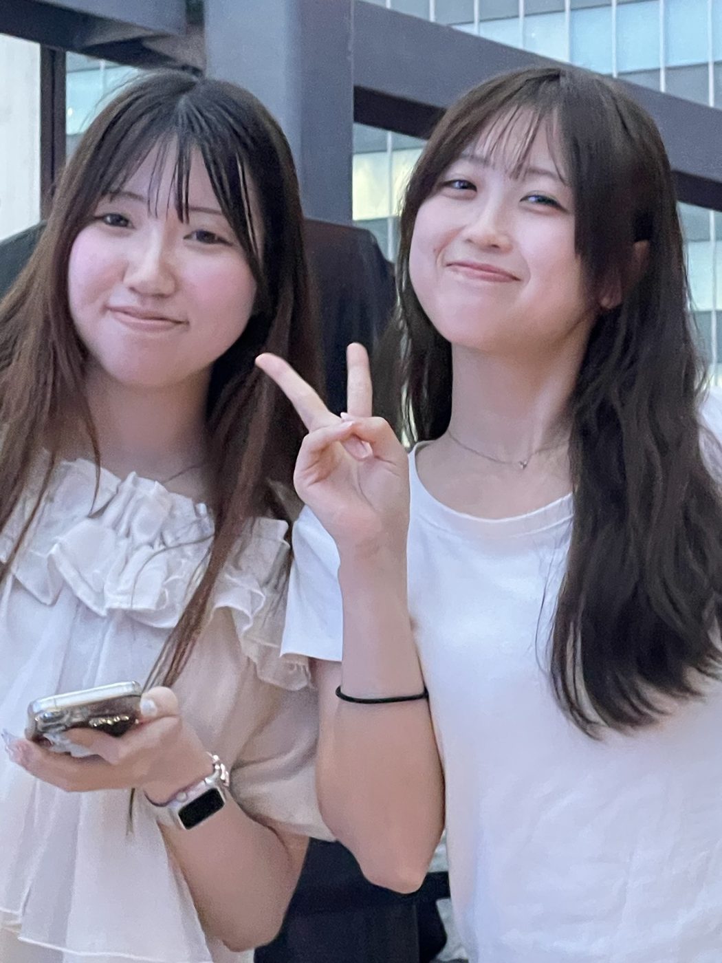 BBQでピースする女性社員2人
