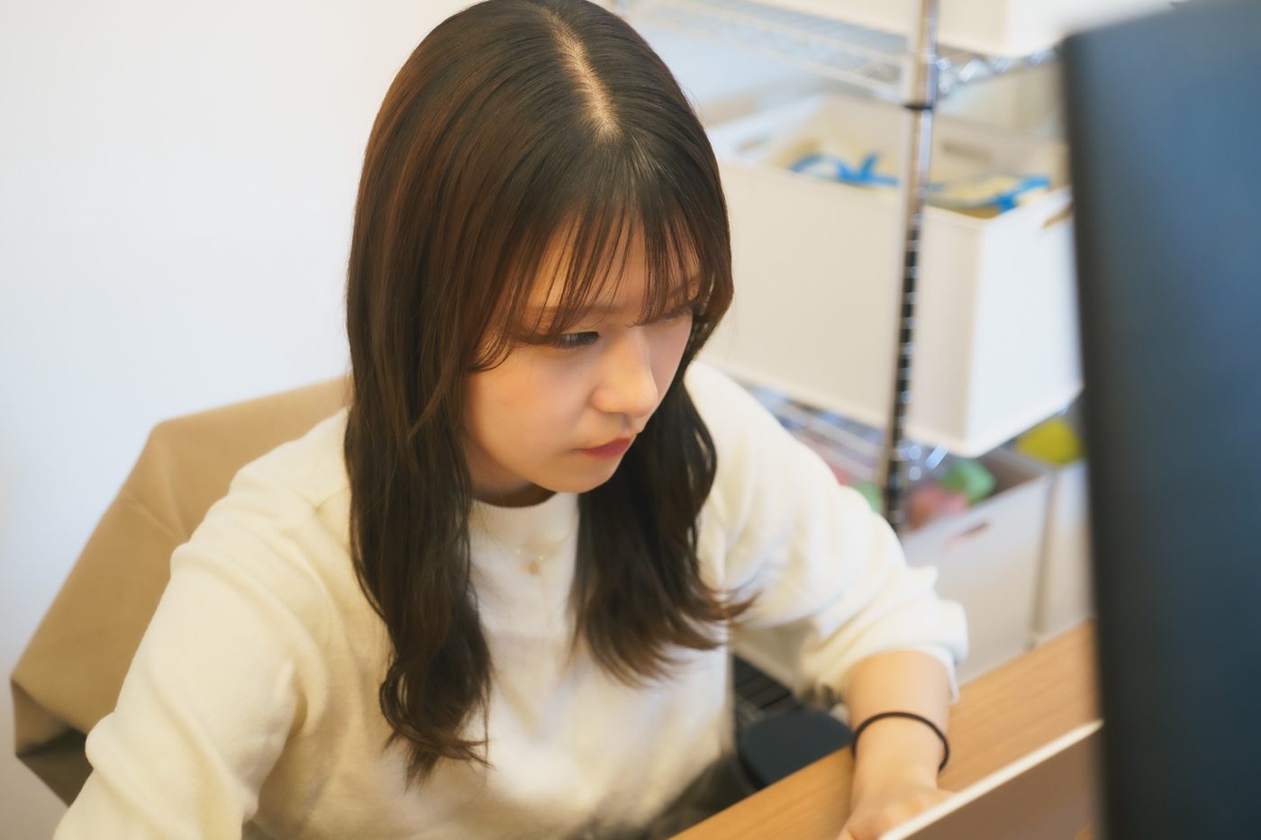 集中してPC作業をする社員